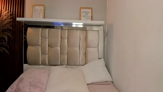 ANTONELLA  ROUSE  online show from January 27, 2025, 11:43 pm