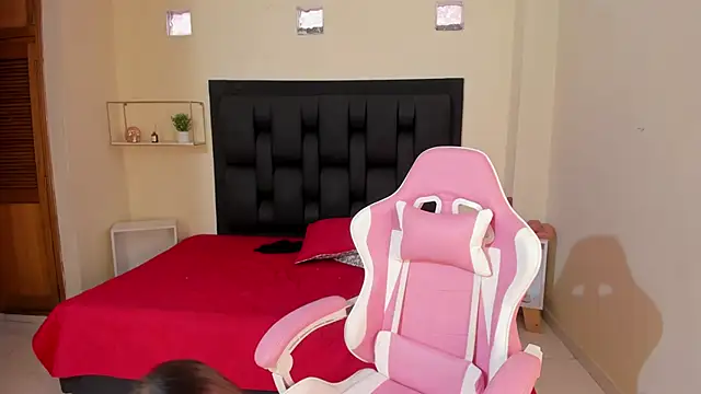 shanakendal2 online show from January 23, 2025, 1:35 pm