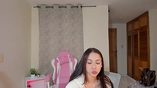 shanakendal2 online show from February 12, 2025, 4:44 pm