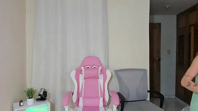 shanakendal2 online show from February 17, 2025, 8:36 pm