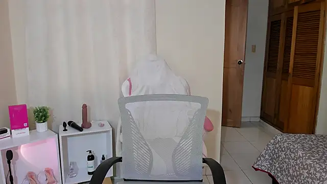 shanakendal2 online show from February 24, 2025, 4:47 pm