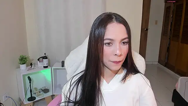 shanakendal2 online show from March 22, 2025, 2:03 pm