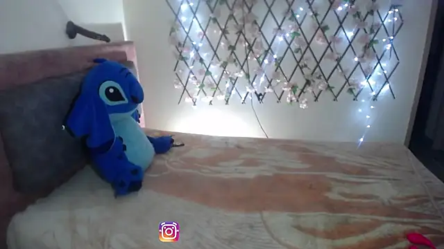 roxy roxxan online show from April 15, 2026, 2:35 pm