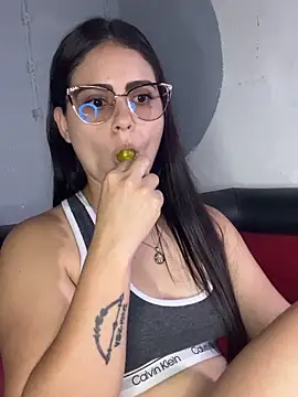 Snapshot of Azuna25 chatting on February 5, 2026, 7:51 pm Azuna25 online show from February 5, 2026, 7:51 pm