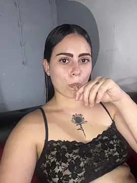 Snapshot of Azuna25 chatting on June 30, 2026, 8:21 pm Azuna25 online show from June 30, 2026, 8:21 pm