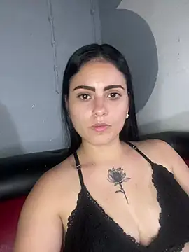 Snapshot of Azuna25 chatting on July 17, 2026, 11:31 pm Azuna25 online show from July 17, 2026, 11:31 pm