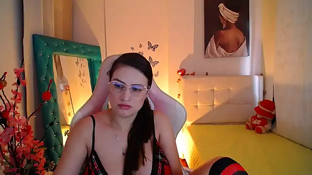 esmeraldaa230 online show from March 10, 2025, 7:50 pm