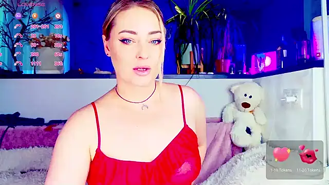 Snapshot of _JuliaSpace_ chatting on May 17, 2026, 4:03 pm JuliaSpace online show from May 17, 2026, 4:03 pm