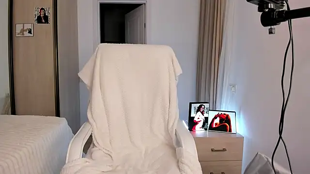 CharlotteWells online show from November 15, 2025, 3:52 pm