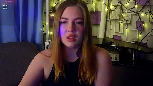 Snapshot of Grace_Fantasy chatting on October 23, 2025, 10:19 pm Grace Fantasy online show from October 23, 2025, 10:19 pm