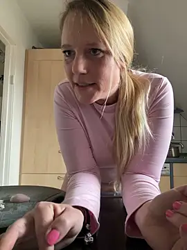 MoniqueLaFee online show from January 29, 2025, 12:13 pm