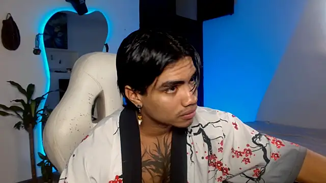 Snapshot of Young_laroi chatting on December 7, 2024, 12:08 am Young laroi online show from December 7, 2024, 12:08 am