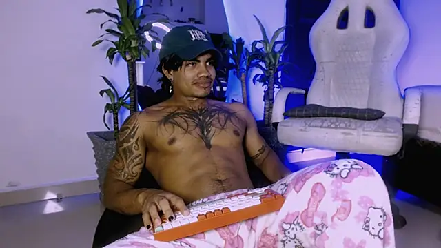 Snapshot of Young_laroi chatting on December 7, 2024, 6:21 am Young laroi online show from December 7, 2024, 6:21 am