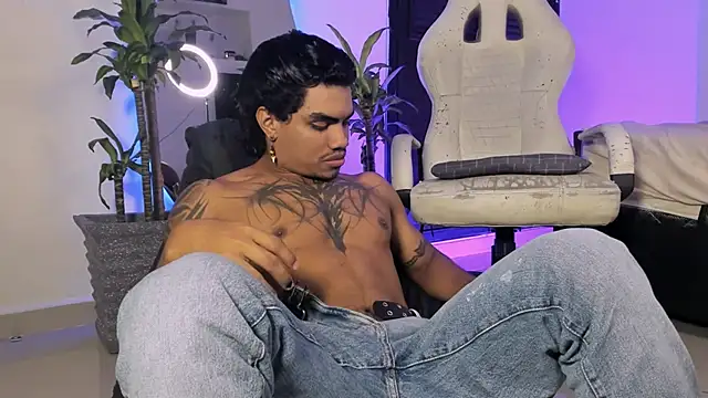 Snapshot of Young_laroi chatting on December 10, 2024, 6:44 am Young laroi online show from December 10, 2024, 6:44 am