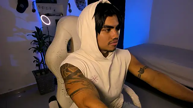 Snapshot of Young_laroi chatting on December 13, 2024, 6:53 am Young laroi online show from December 13, 2024, 6:53 am