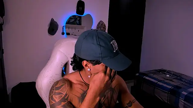 Snapshot of Young_laroi chatting on January 7, 2025, 3:57 am Young laroi online show from January 7, 2025, 3:57 am