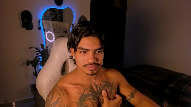 Snapshot of Young_laroi chatting on January 11, 2025, 3:55 am Young laroi online show from January 11, 2025, 3:55 am