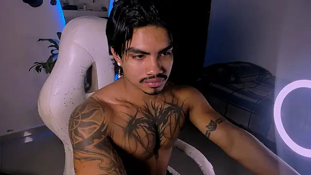 Snapshot of Young_laroi chatting on January 11, 2025, 8:43 am Young laroi online show from January 11, 2025, 8:43 am