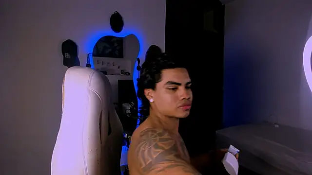 Snapshot of Young_laroi chatting on January 16, 2025, 3:34 am Young laroi online show from January 16, 2025, 3:34 am