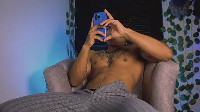 Snapshot of Young_laroi chatting on March 10, 2025, 1:34 am Young laroi online show from March 10, 2025, 1:34 am