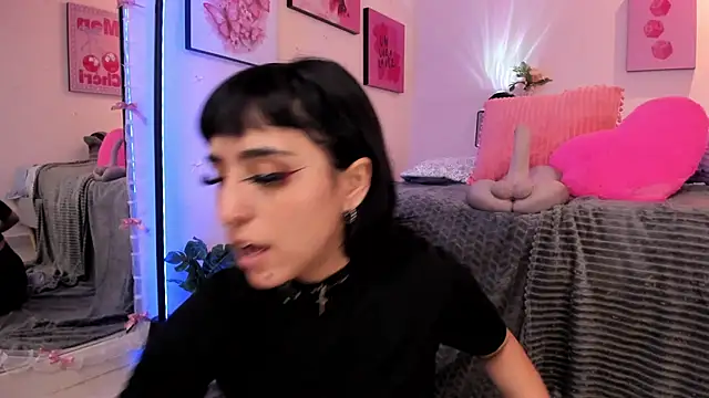 Snapshot of MaveParks_ chatting on February 13, 2026, 12:01 pm MaveParks online show from February 13, 2026, 12:01 pm