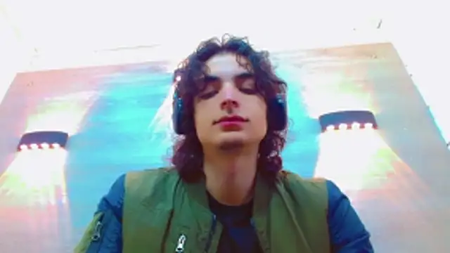 Sr BonnyEthan online show from November 4, 2025, 1:43 pm