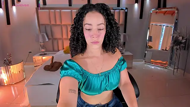 Snapshot of AlessaRomero chatting on May 19, 2026, 8:15 pm AlessaRomero online show from May 19, 2026, 8:15 pm
