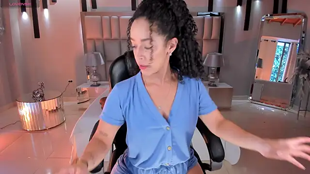 Snapshot of AlessaRomero chatting on May 20, 2026, 8:26 pm AlessaRomero online show from May 20, 2026, 8:26 pm