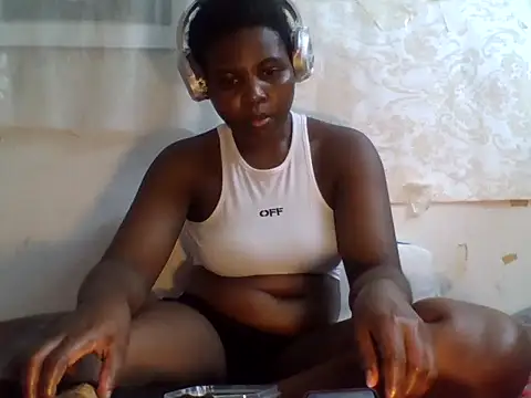 queenzuena online show from July 14, 2026, 9:42 pm