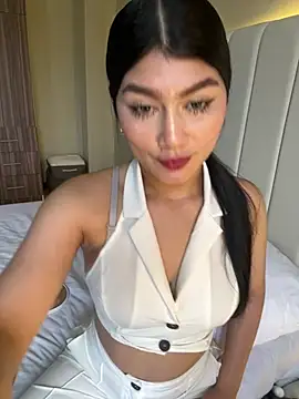 EmmaMartiinez online show from May 3, 2026, 9:43 pm