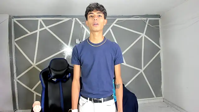 oliverhot2005 online show from December 10, 2024, 8:05 pm