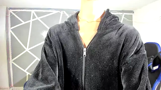 oliverhot2005 online show from December 13, 2024, 8:37 pm