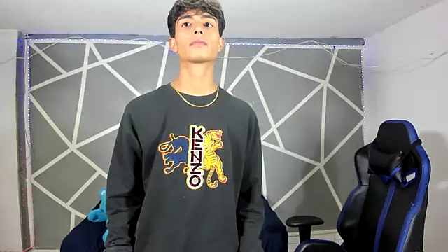 oliverhot2005 online show from December 16, 2024, 8:26 pm