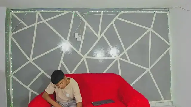 oliverhot2005 online show from January 14, 2025, 8:59 pm