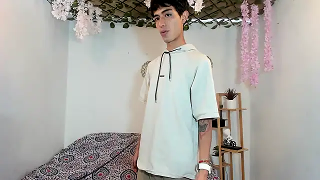 oliverhot2005 online show from September 13, 2025, 3:45 pm