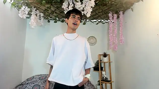 oliverhot2005 online show from September 14, 2025, 5:01 pm