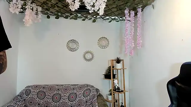 oliverhot2005 online show from September 19, 2025, 8:53 pm