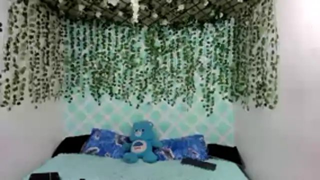 oliverhot2005 online show from December 2, 2025, 3:51 pm