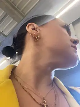 Luccreccia  online show from November 18, 2025, 3:05 pm