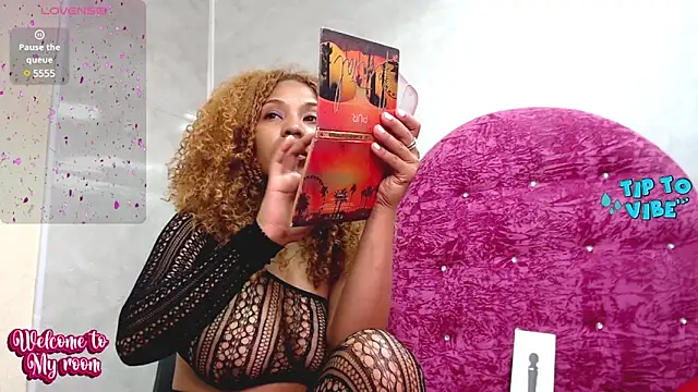 Snapshot of Litzy_Curly chatting on December 22, 2024, 2:38 pm Litzy Curly online show from December 22, 2024, 2:38 pm