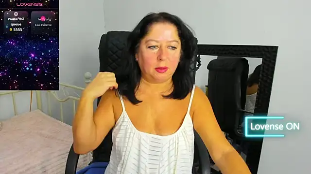 Julia Dean online show from November 15, 2025, 12:56 pm