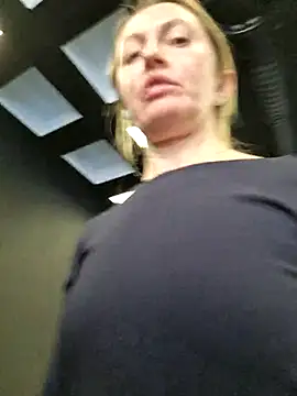 Miss    Mia  online show from November 24, 2025, 10:59 am