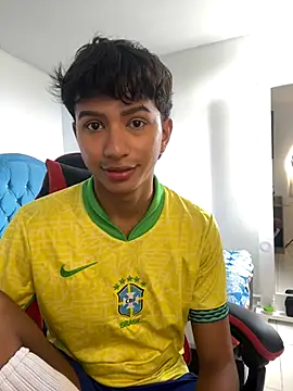 Leonarrrd 01 online show from November 4, 2025, 5:34 pm