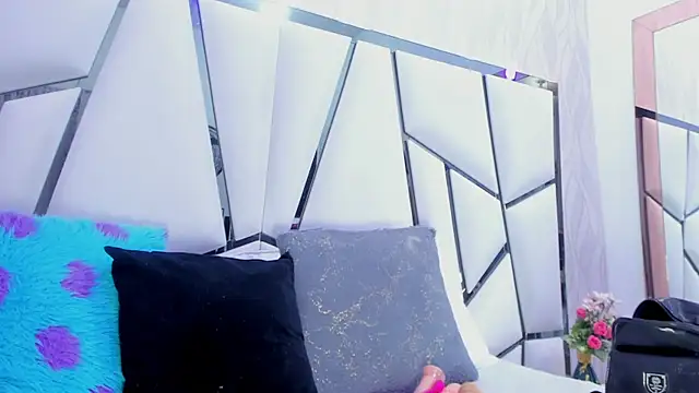  aurora18  online show from March 14, 2025, 4:21 am