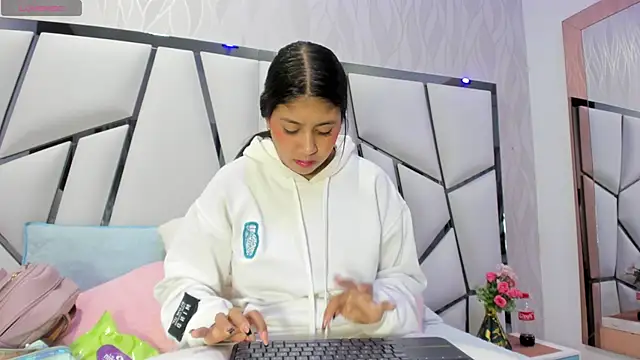  aurora18  online show from September 10, 2025, 3:06 am