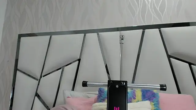  aurora18  online show from September 12, 2025, 3:06 am