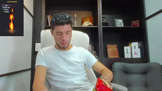 Snapshot of EdwardRoss_ chatting on March 18, 2025, 10:26 pm EdwardRoss online show from March 18, 2025, 10:26 pm