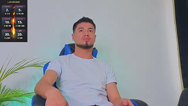 Snapshot of EdwardRoss_ chatting on October 13, 2025, 10:32 pm EdwardRoss online show from October 13, 2025, 10:32 pm