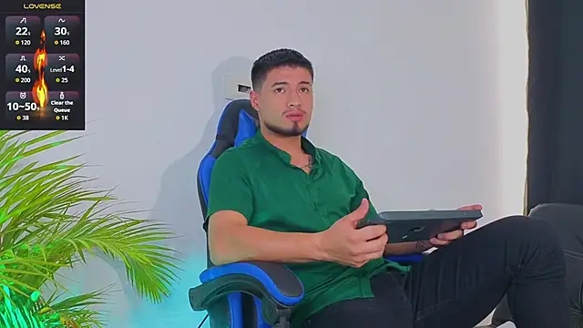 Snapshot of EdwardRoss_ chatting on October 14, 2025, 7:58 pm EdwardRoss online show from October 14, 2025, 7:58 pm