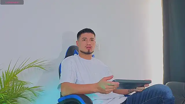 Snapshot of EdwardRoss_ chatting on October 19, 2025, 4:29 pm EdwardRoss online show from October 19, 2025, 4:29 pm